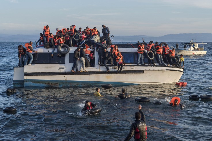 2048px-20151030_Syrians_and_Iraq_refugees_arrive_at_Skala_Sykamias_Lesvos_Greece_2